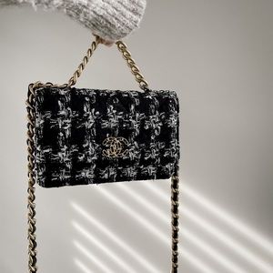 Chanel 19 Tweed WOC